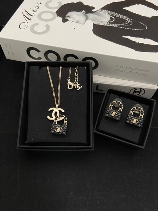 Necklace  earrings colors
 @Chanel Diamond Bag Double C Bag Set
NeNecklace  earrings
Beautiful and worth collecting - Image 2