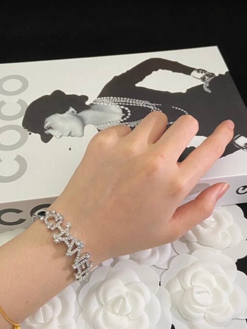 hanel Snowflake Crystal Diamond Set

A chaebol's fortune
Necklace/sweater chain/bracelet/earings/earrings - Image 3
