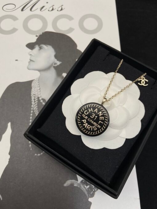 Necklace  earrings
@Chanel Acrylic Round Card Medium Set

Vintage style must-have - Image 2