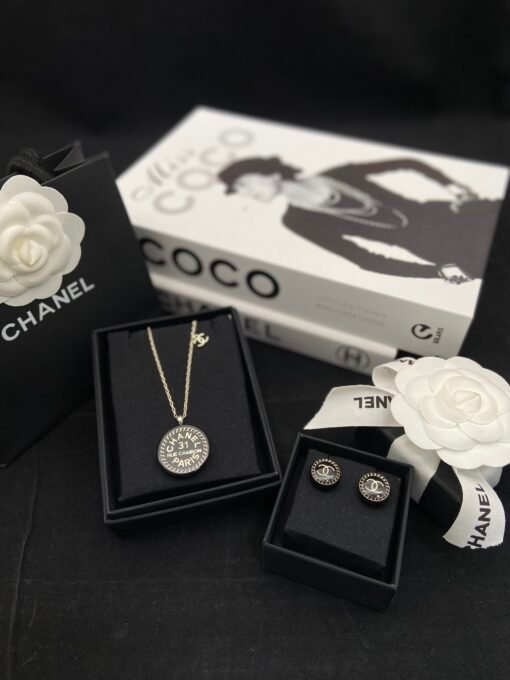 Necklace  earrings
@Chanel Acrylic Round Card Medium Set

Vintage style must-have