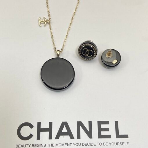 Necklace  earrings
@Chanel Acrylic Round Card Medium Set

Vintage style must-have - Image 6