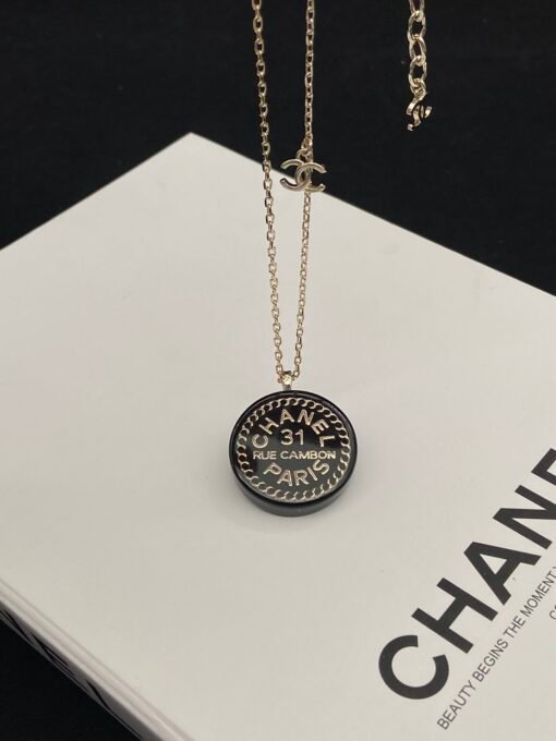 Necklace  earrings
@Chanel Acrylic Round Card Medium Set

Vintage style must-have - Image 5
