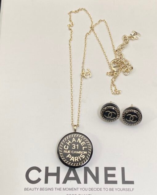 Necklace  earrings
@Chanel Acrylic Round Card Medium Set

Vintage style must-have - Image 4