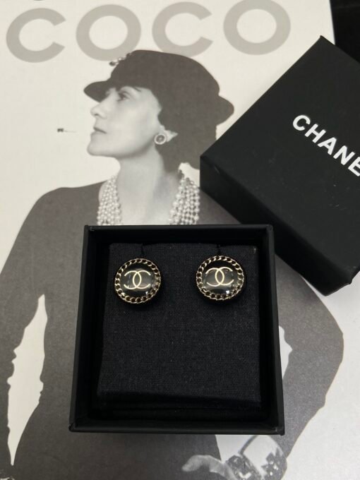 Necklace  earrings
@Chanel Acrylic Round Card Medium Set

Vintage style must-have - Image 3