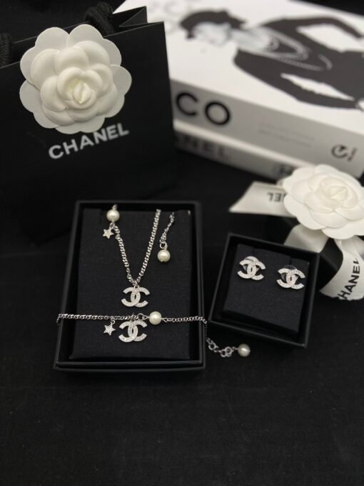 Necklace  Bracelet Earrings
@Chanel Classic Double C Star Set
A standard match for a wealthy family