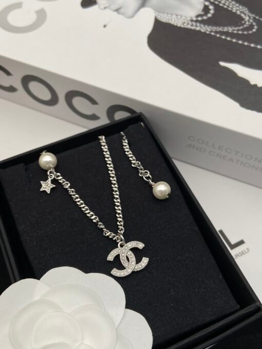 Necklace  Bracelet Earrings
@Chanel Classic Double C Star Set
A standard match for a wealthy family - Image 2