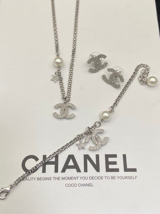 Necklace  Bracelet Earrings
@Chanel Classic Double C Star Set
A standard match for a wealthy family - Image 6