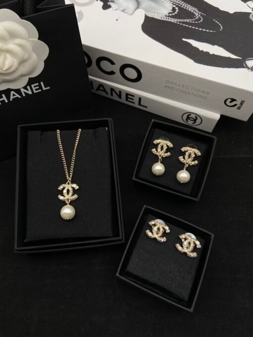 Necklace  Earrings Stud Earrings
@Chanel cc square diamond set
Classic square diamond combination, beautiful and high-end