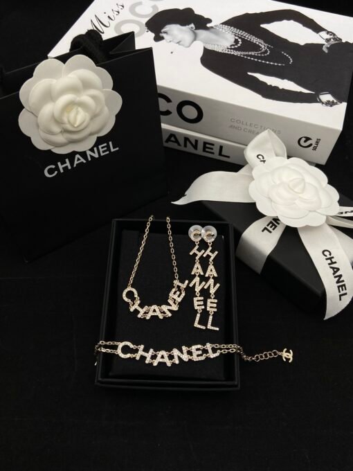 Necklace  Bracelet earrings
@Chanel Letter Set
A thousand-year classic model, a must-have for fashionable essence, agile and lively