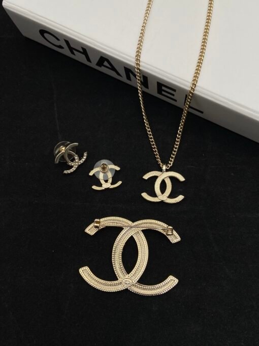 Necklace  earring brooch
@Chanel Half Diamond Design Set
bling bling full texture
Princess of the chaebol - Image 6