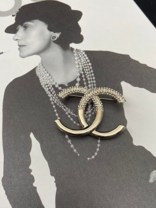Necklace  earring brooch
@Chanel Half Diamond Design Set
bling bling full texture
Princess of the chaebol - Image 3