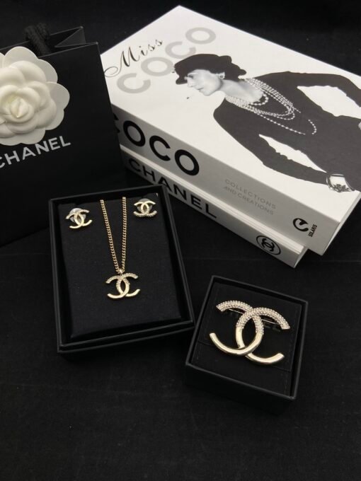 Necklace  earring brooch
@Chanel Half Diamond Design Set
bling bling full texture
Princess of the chaebol