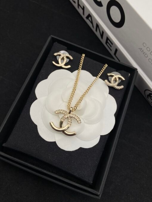 Necklace  earring brooch
@Chanel Half Diamond Design Set
bling bling full texture
Princess of the chaebol - Image 2