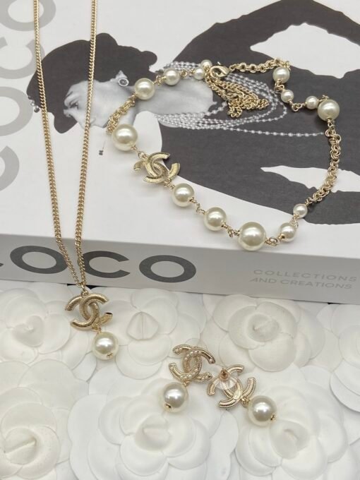 arl Necklace Necklace Earrings
@Chanel CC Pearl Set

All parties, dates and parties - Image 6