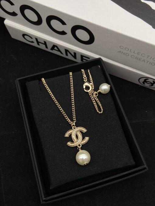 arl Necklace Necklace Earrings
@Chanel CC Pearl Set

All parties, dates and parties - Image 3