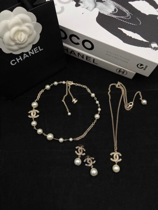 arl Necklace Necklace Earrings
@Chanel CC Pearl Set

All parties, dates and parties