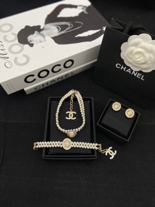 Necklace  Bracelet Earrings
@Chanel Palace Style Double Pearl Set

Ten thousand years classic model Giant Heavy Industry Close your eyes and enter
Like a princess walking out of the castle
