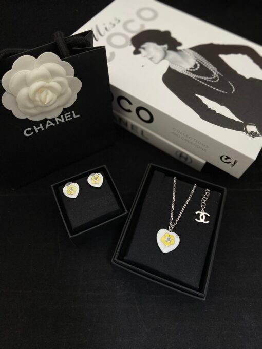 Necklace  earrings
@Chanel Peach Heart Camellia Enamel Set
The same style as fairy jennie
Peach heart double-sided pattern
vintage retro texture
