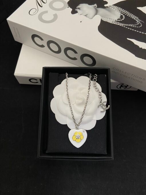 Necklace  earrings
@Chanel Peach Heart Camellia Enamel Set
The same style as fairy jennie
Peach heart double-sided pattern
vintage retro texture - Image 2
