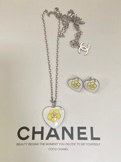 Necklace  earrings
@Chanel Peach Heart Camellia Enamel Set
The same style as fairy jennie
Peach heart double-sided pattern
vintage retro texture - Image 5
