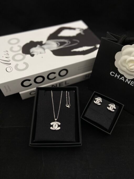 Necklace  earrings
@Chanel cc full diamond set
Beautiful series
Everyday versatile