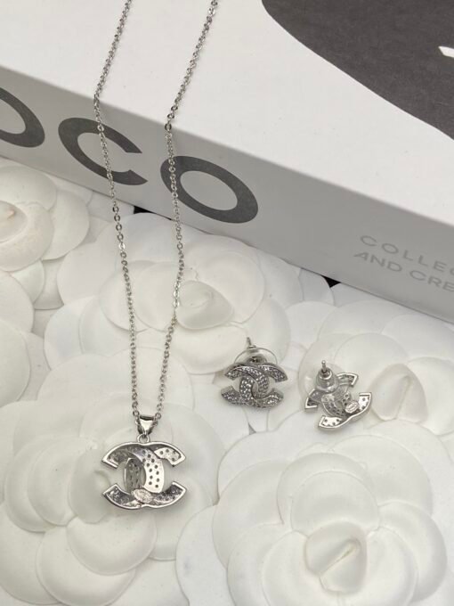 Necklace  earrings
@Chanel cc full diamond set
Beautiful series
Everyday versatile - Image 5
