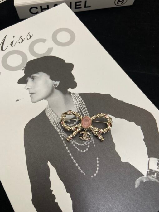 Necklace  earring brooch
@Chanel Pink Crystal Twist Set
Undeniable pink, beautiful upper body - Image 6