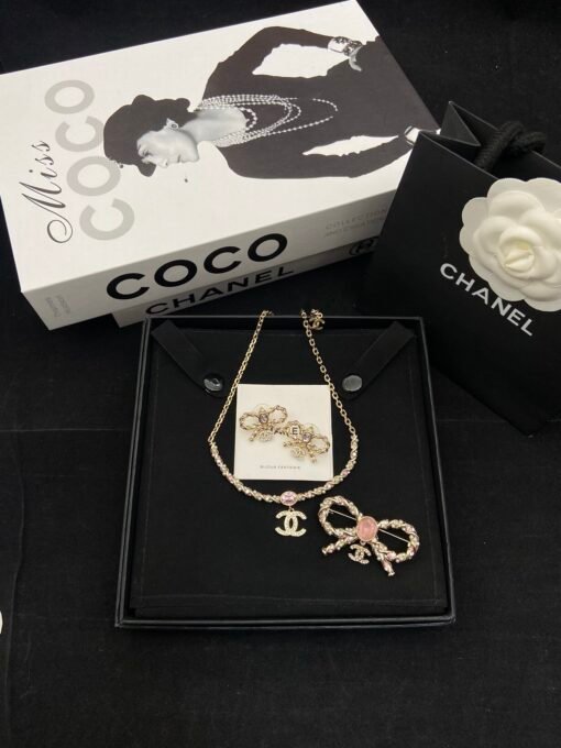 Necklace  earring brooch
@Chanel Pink Crystal Twist Set
Undeniable pink, beautiful upper body
