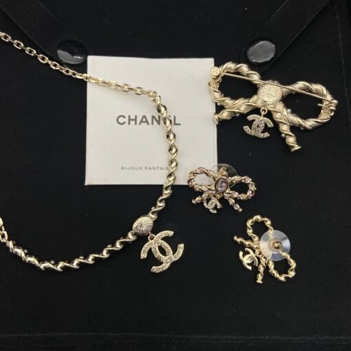 Necklace  earring brooch
@Chanel Pink Crystal Twist Set
Undeniable pink, beautiful upper body - Image 4
