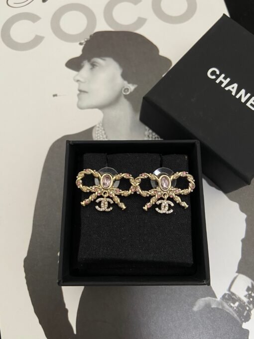 Necklace  earring brooch
@Chanel Pink Crystal Twist Set
Undeniable pink, beautiful upper body - Image 3