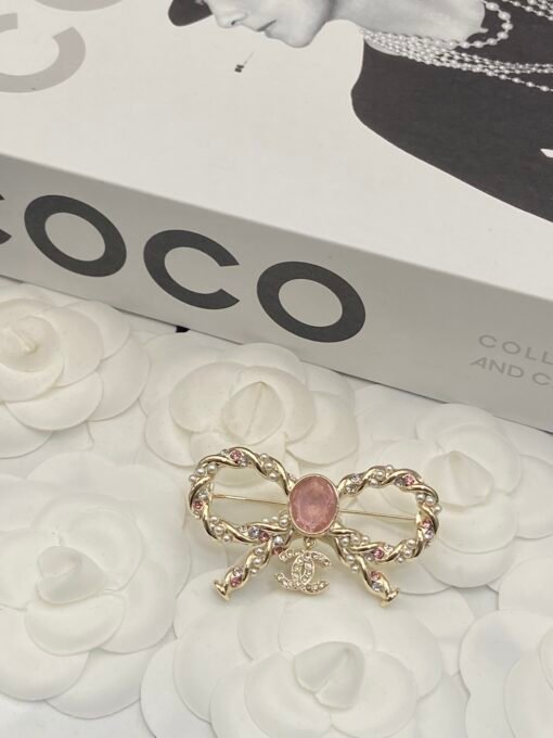 Necklace  earring brooch
@Chanel Pink Crystal Twist Set
Undeniable pink, beautiful upper body - Image 5
