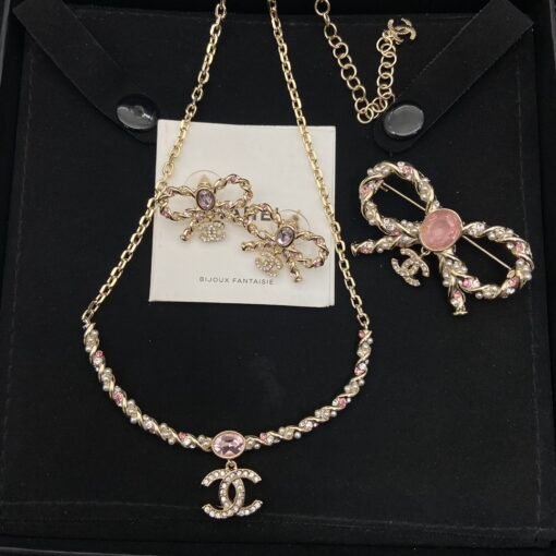 Necklace  earring brooch
@Chanel Pink Crystal Twist Set
Undeniable pink, beautiful upper body - Image 2