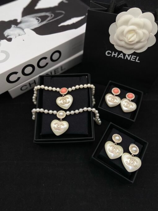Necklace  earrings
color
@Chanel cc white peach heart set
Popularity King
Rich and rich temperament
