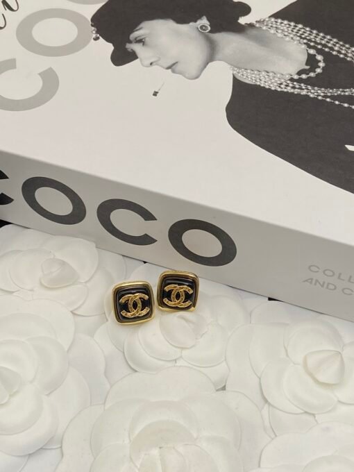 cklace earrings
@Chanel Square CC Necklace Set

The classic black square is so beautiful, who can refuse - Image 4