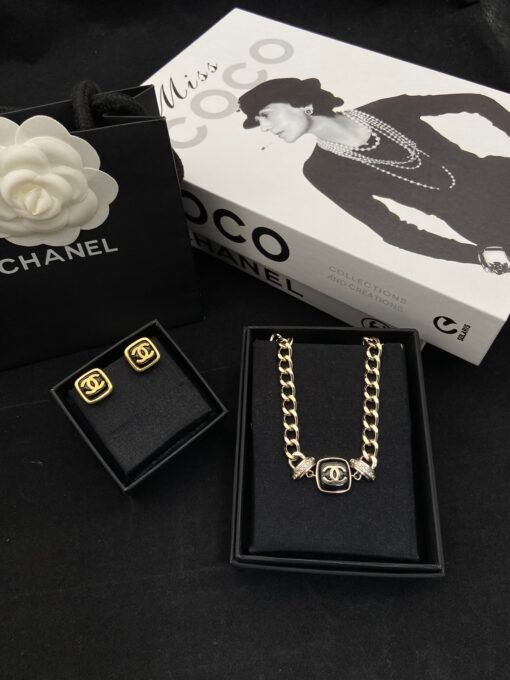 cklace earrings
@Chanel Square CC Necklace Set

The classic black square is so beautiful, who can refuse