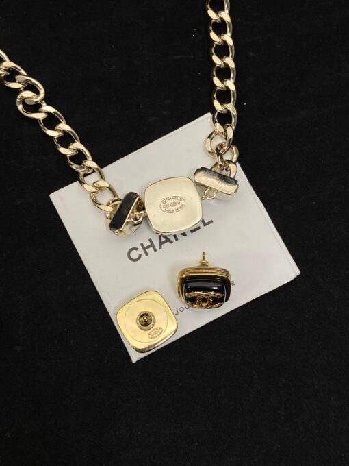 cklace earrings
@Chanel Square CC Necklace Set

The classic black square is so beautiful, who can refuse - Image 6