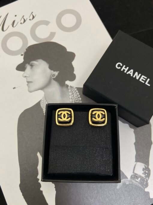 cklace earrings
@Chanel Square CC Necklace Set

The classic black square is so beautiful, who can refuse - Image 2