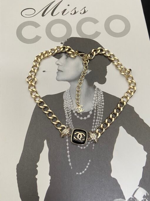 cklace earrings
@Chanel Square CC Necklace Set

The classic black square is so beautiful, who can refuse - Image 3