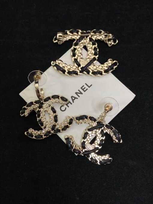 ud earrings brooch
@Chanel leather brooch stud earrings set
Simple high-end design hits my aesthetic - Image 6