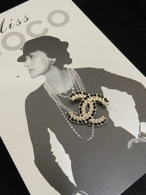 ud earrings brooch
@Chanel leather brooch stud earrings set
Simple high-end design hits my aesthetic - Image 4