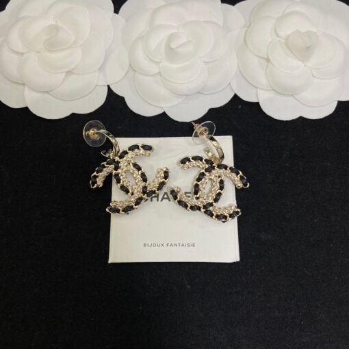 ud earrings brooch
@Chanel leather brooch stud earrings set
Simple high-end design hits my aesthetic - Image 3