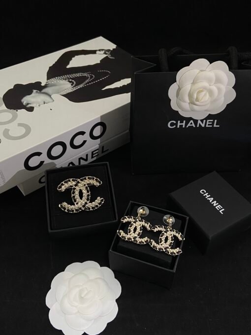 ud earrings brooch
@Chanel leather brooch stud earrings set
Simple high-end design hits my aesthetic