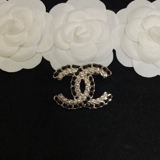 ud earrings brooch
@Chanel leather brooch stud earrings set
Simple high-end design hits my aesthetic - Image 5