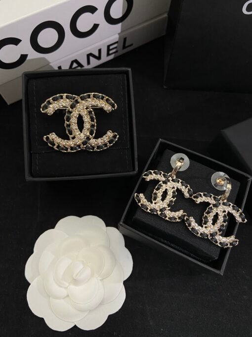 ud earrings brooch
@Chanel leather brooch stud earrings set
Simple high-end design hits my aesthetic - Image 2