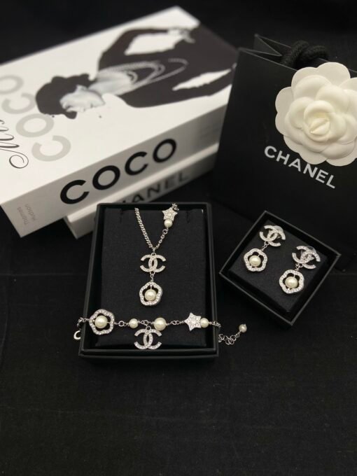 Necklace  Bracelet Earrings
@Chanel Camellia CC Set

A daughter-in-law's vision