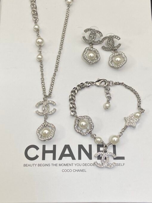 Necklace  Bracelet Earrings
@Chanel Camellia CC Set

A daughter-in-law's vision - Image 6