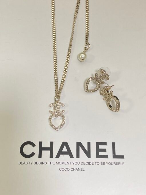 Necklace s earrings
@Chanel Hollow Love Set
Sweet and noble daily - Image 6