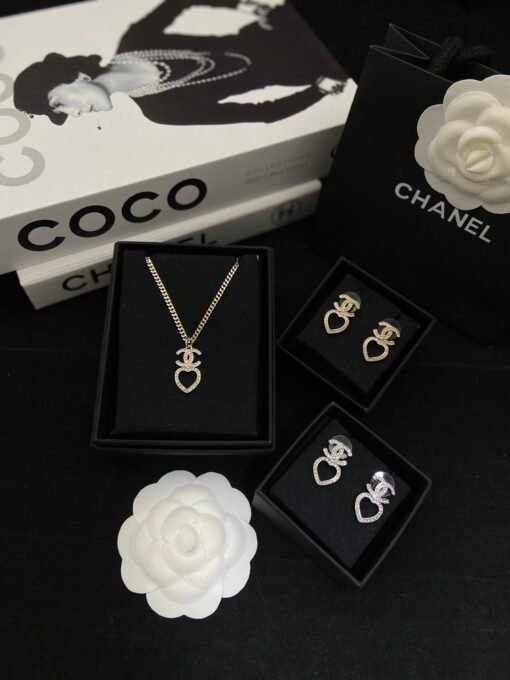 Necklace s earrings
@Chanel Hollow Love Set
Sweet and noble daily