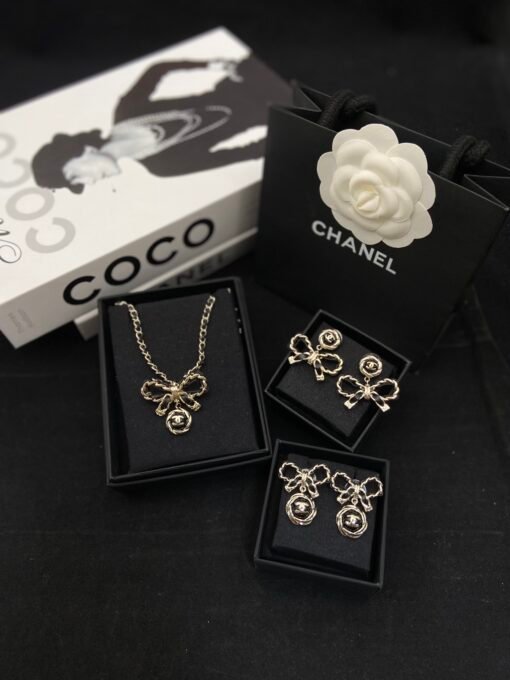 Necklace  earrings
@Chanel bow set
Classic lambskin design with extremely high wear rate and super cool