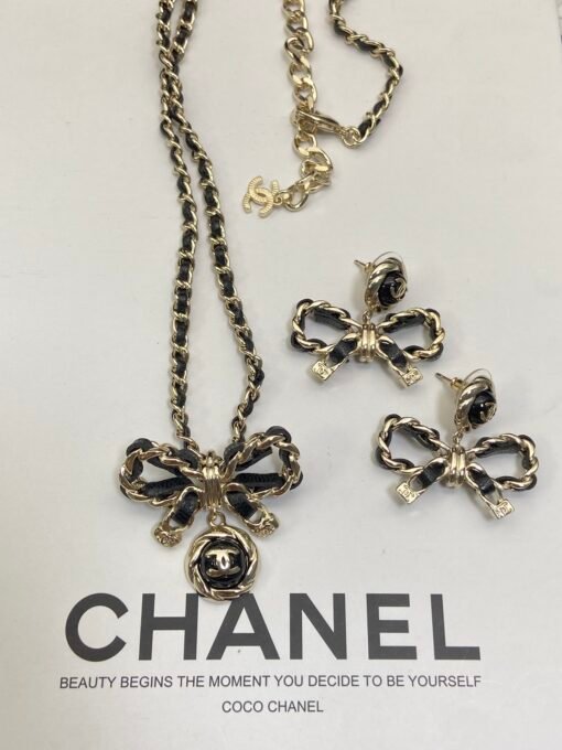 Necklace  earrings
@Chanel bow set
Classic lambskin design with extremely high wear rate and super cool - Image 5